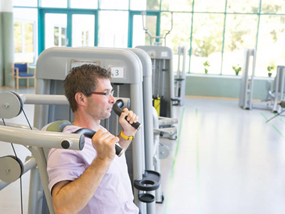 Ein Patient betreibt Physiotherapie in der Reha Bad Bergzabern