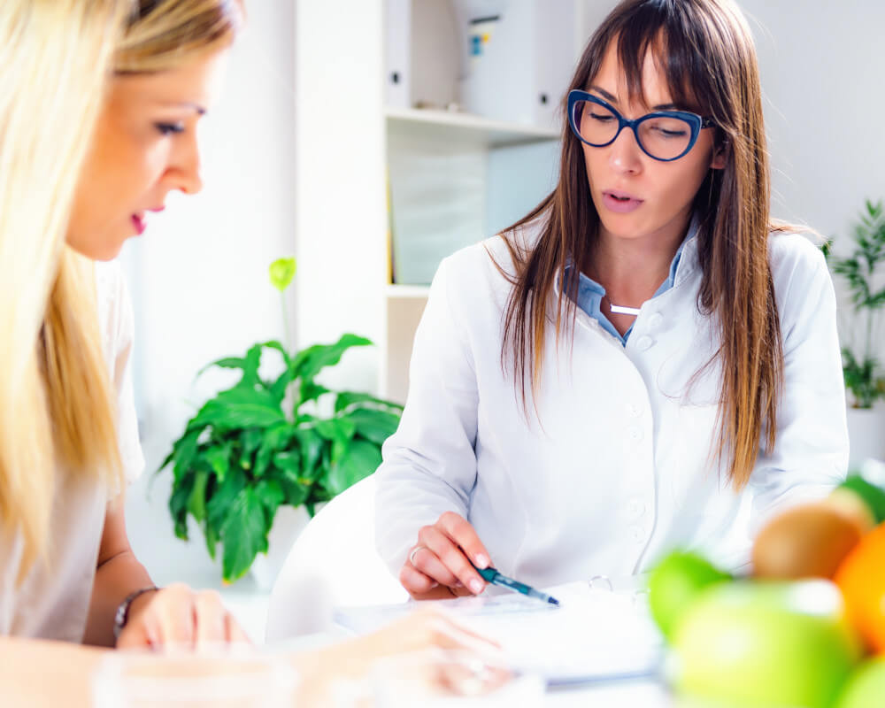 Patientin erhält Ernährungsberatung in der Reha für Gebärmutterkrebs